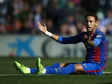 Neymar protesta en el suelo Neymar protesta en el suelo
