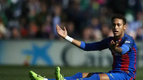 Neymar protesta en el suelo Neymar protesta en el suelo