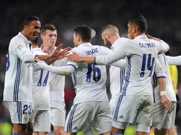 El Real Madrid celebra uno de sus goles ante la Real Sociedad El Real Madrid celebra uno de sus goles ante la Real Sociedad