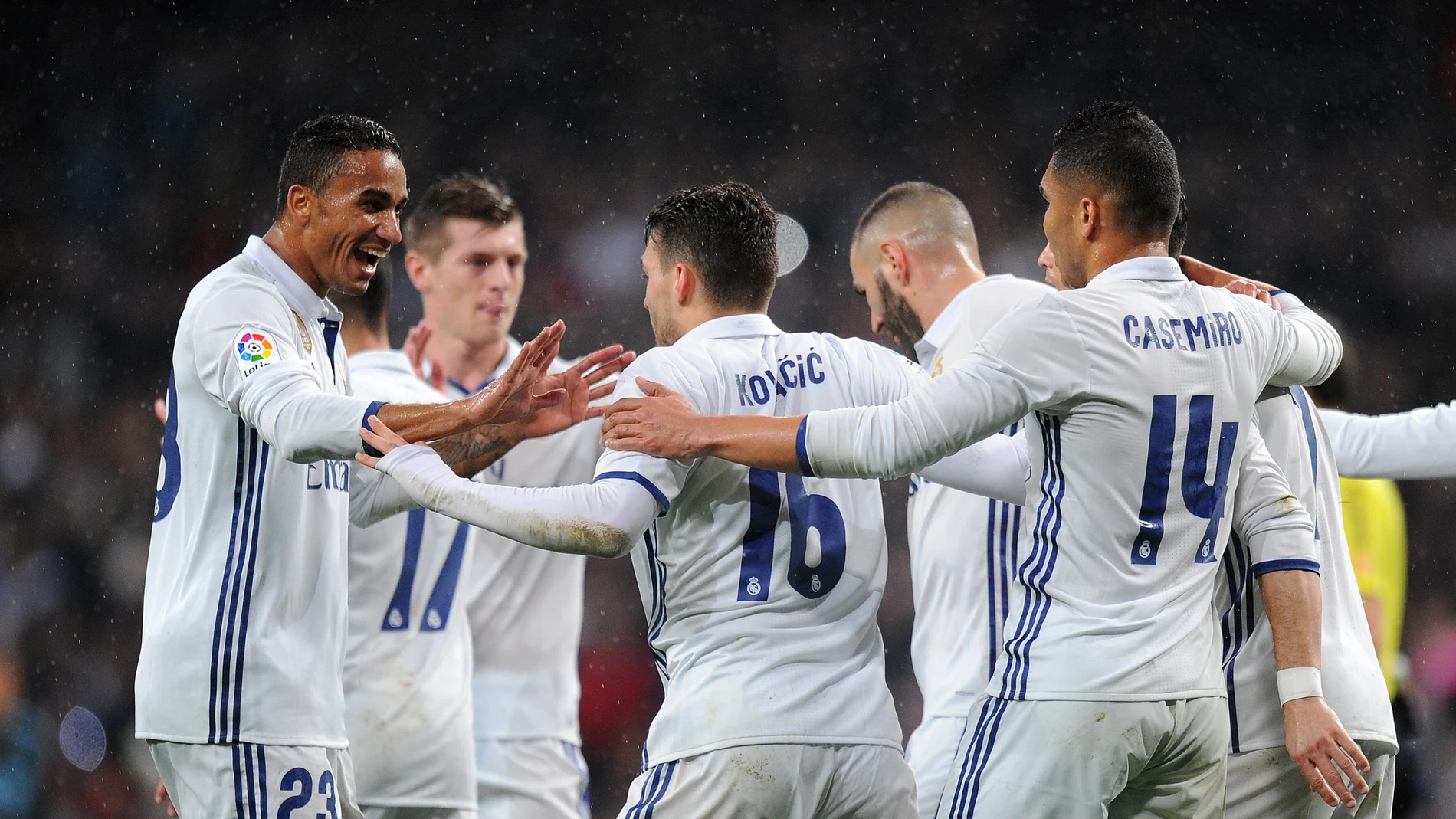 El Real Madrid celebra uno de sus goles ante la Real Sociedad El Real Madrid celebra uno de sus goles ante la Real Sociedad