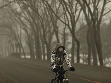 Un hombre montando en bici en China