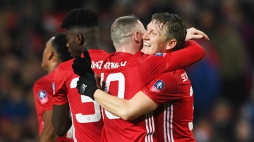 Rooney se abraza a Schweinsteiger
