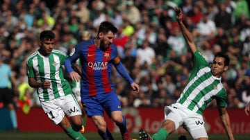 Messi, ante dos jugadores béticos