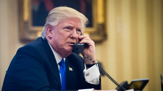El presidente de EEUU, Donald Trump, mantenía una conversación telefónica este sábado en el despacho oval de la Casa Blanca, en Washington El presidente de EEUU, Donald Trump, mantenía una conversación telefónica este sábado en el despacho oval de la Casa Blanca, en Washington