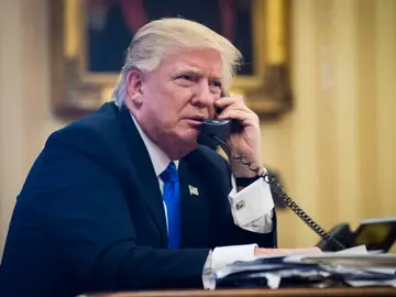 El presidente de EEUU, Donald Trump, mantenía una conversación telefónica este sábado en el despacho oval de la Casa Blanca, en Washington El presidente de EEUU, Donald Trump, mantenía una conversación telefónica este sábado en el despacho oval de la Casa Blanca, en Washington