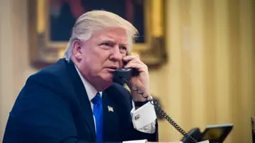 El presidente de EEUU, Donald Trump, mantenía una conversación telefónica este sábado en el despacho oval de la Casa Blanca, en Washington El presidente de EEUU, Donald Trump, mantenía una conversación telefónica este sábado en el despacho oval de la Casa Blanca, en Washington