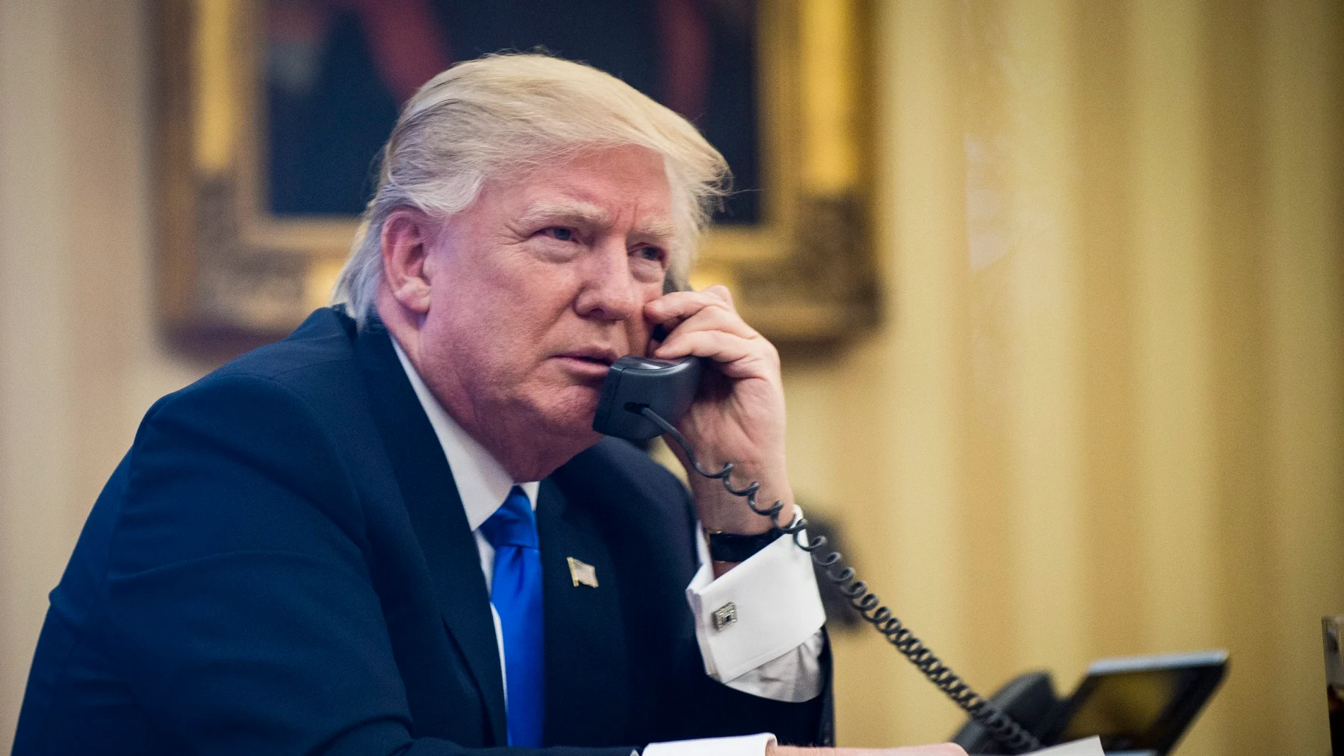 El presidente de EEUU, Donald Trump, mantenía una conversación telefónica este sábado en el despacho oval de la Casa Blanca, en Washington El presidente de EEUU, Donald Trump, mantenía una conversación telefónica este sábado en el despacho oval de la Casa Blanca, en Washington