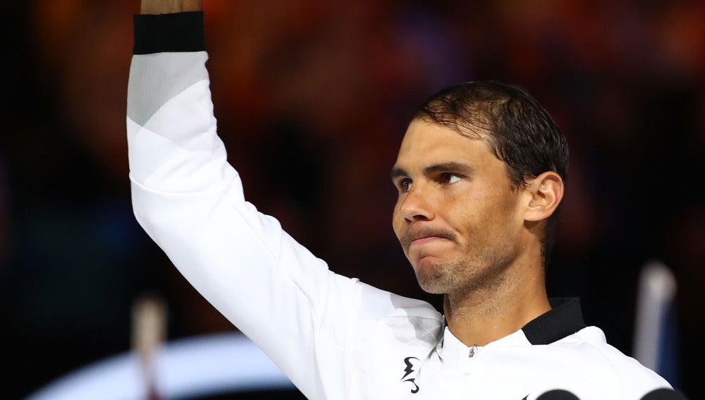 Rafa Nadal enseñando su trofeo conseguido en Australia
