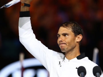 Rafa Nadal enseñando su trofeo conseguido en Australia