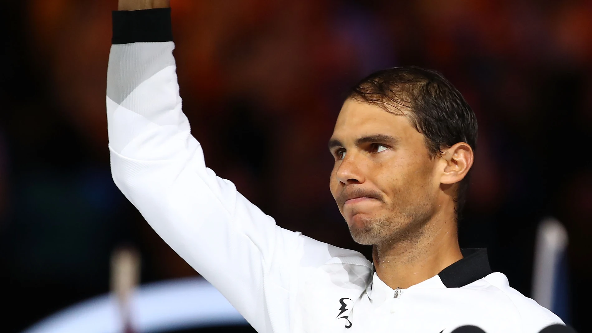Rafa Nadal enseñando su trofeo conseguido en Australia Rafa Nadal enseñando su trofeo conseguido en Australia