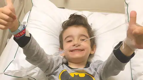 Santi en el hospital donde está recibiendo un tratamiento contra el cáncer Santi en el hospital donde está recibiendo un tratamiento contra el cáncer