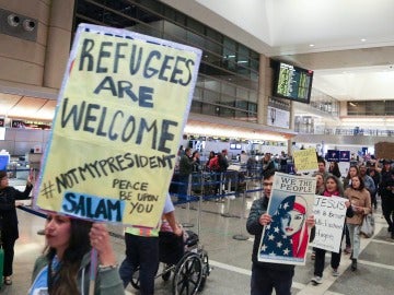 Cientos de manifestantes denuncian la prohibición de viajar de los países de mayoría musulmana promulgada por el presidente estadounidense, Donald Trump, hoy, 28 de enero de 2017