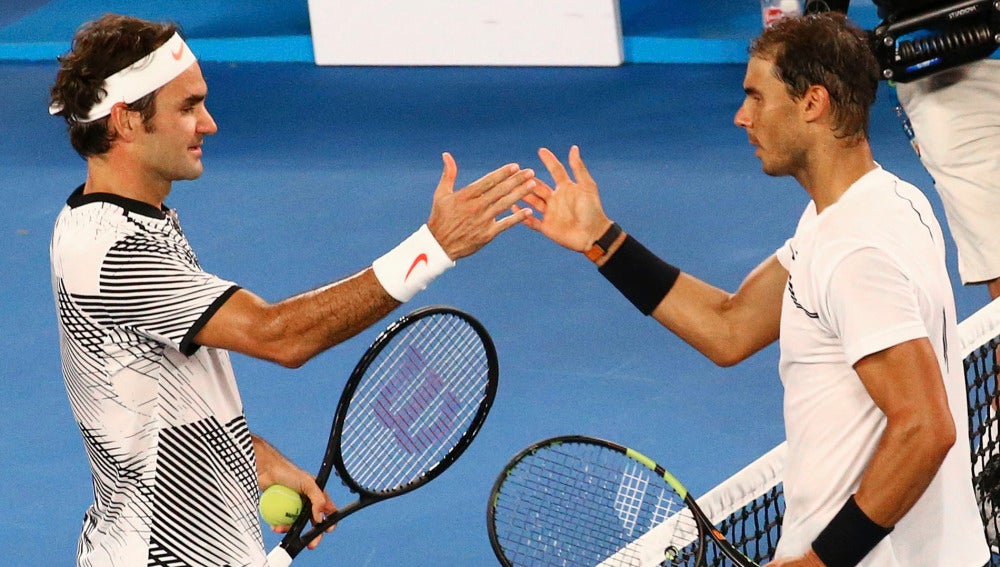 Rafa Nadal y Roger Federer se dan la mano tras terminar el partido