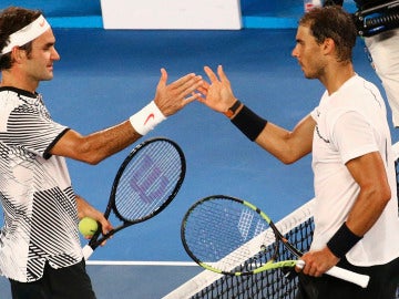Rafa Nadal y Roger Federer se dan la mano tras terminar el partido
