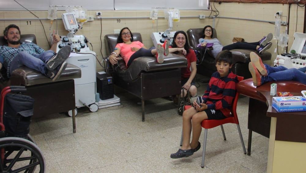 Elsa donando sangre junto a sus amigos