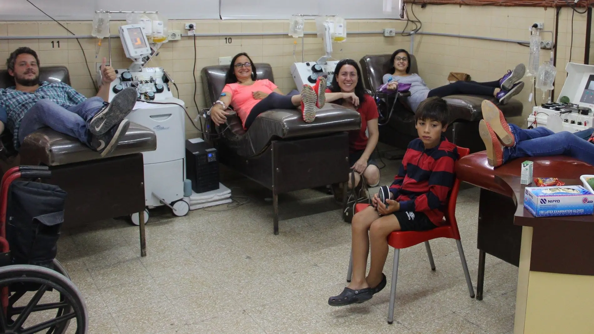 Elsa donando sangre junto a sus amigos Elsa donando sangre junto a sus amigos
