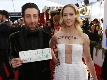 Simon Helberg y su mujer, Jocelyn Towne, protestan en los SAG Awards contra Trump Simon Helberg y su mujer, Jocelyn Towne, protestan en los SAG Awards contra Trump