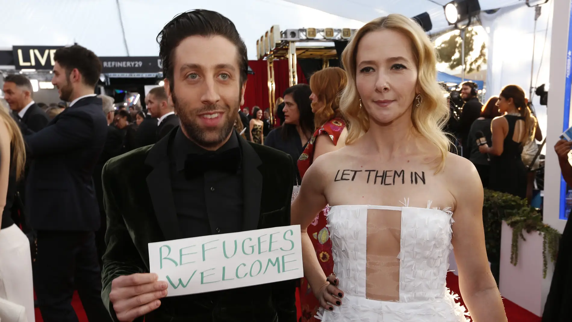 Simon Helberg y su mujer, Jocelyn Towne, protestan en los SAG Awards contra Trump
