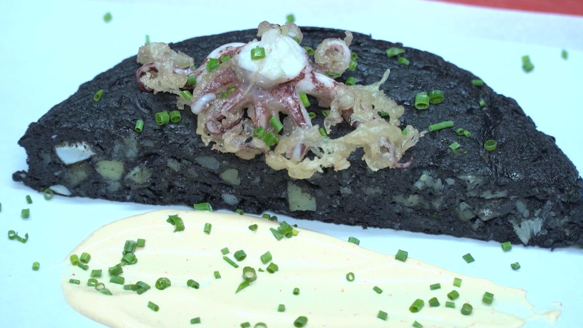 Tortilla de patata negra, amigos.