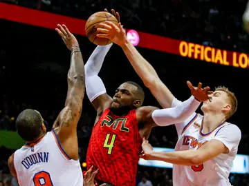 Paul Millsap machaca el aro ante la defensa de O'Quinn y Porzingis Paul Millsap machaca el aro ante la defensa de O'Quinn y Porzingis