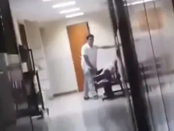 Frame 5.751125 de: Un médico frota sus genitales en la cara de una mujer dormida en un hospital Frame 5.751125 de: Un médico frota sus genitales en la cara de una mujer dormida en un hospital