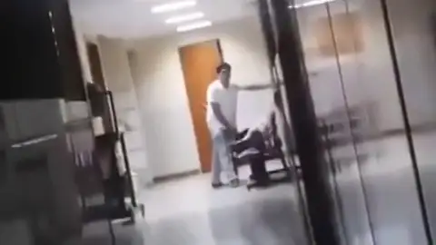 Frame 5.751125 de: Un médico frota sus genitales en la cara de una mujer dormida en un hospital Frame 5.751125 de: Un médico frota sus genitales en la cara de una mujer dormida en un hospital