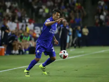 Ulloa durante un partido con el Leicester Ulloa durante un partido con el Leicester