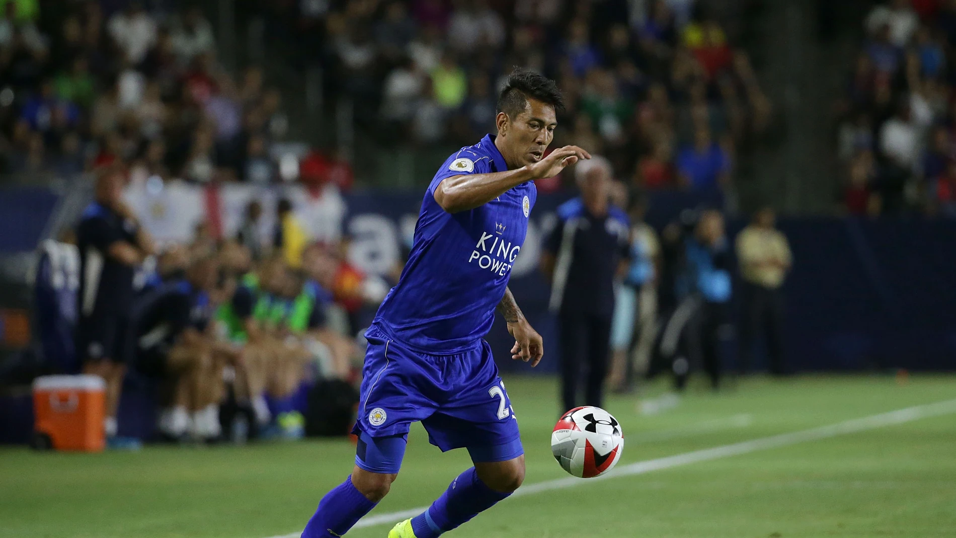 Ulloa durante un partido con el Leicester Ulloa durante un partido con el Leicester