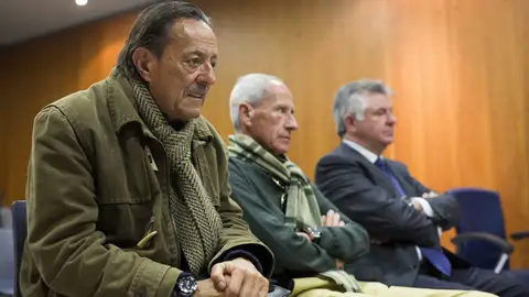 Julián Muñoz y Juan Antonio Roca en el banquillo Julián Muñoz y Juan Antonio Roca en el banquillo