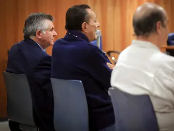 El exalcalde de Marbella Julián Muñoz y el exasesor urbanístico Juan Antonio Roca durante el juicio en la Audiencia Provincial de Málaga El exalcalde de Marbella Julián Muñoz y el exasesor urbanístico Juan Antonio Roca durante el juicio en la Audiencia Provincial de Málaga