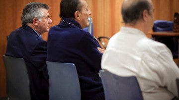 El exalcalde de Marbella Julián Muñoz y el exasesor urbanístico Juan Antonio Roca durante el juicio en la Audiencia Provincial de Málaga
