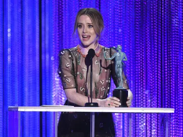Claire Foy con su premio por 'The Crown' Claire Foy con su premio por 'The Crown'