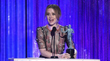 Claire Foy con su premio por 'The Crown'