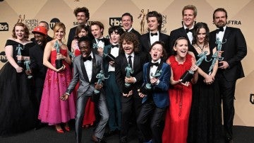 El reparto de 'Starnger Things' con su SAG Awards