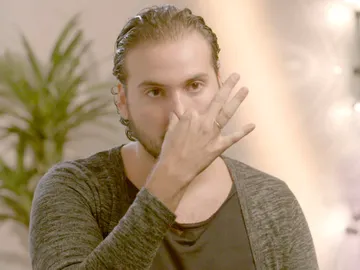 Jesús, obligado a dormir con la nariz tapada por el mal olor de su marido Jesús, obligado a dormir con la nariz tapada por el mal olor de su marido