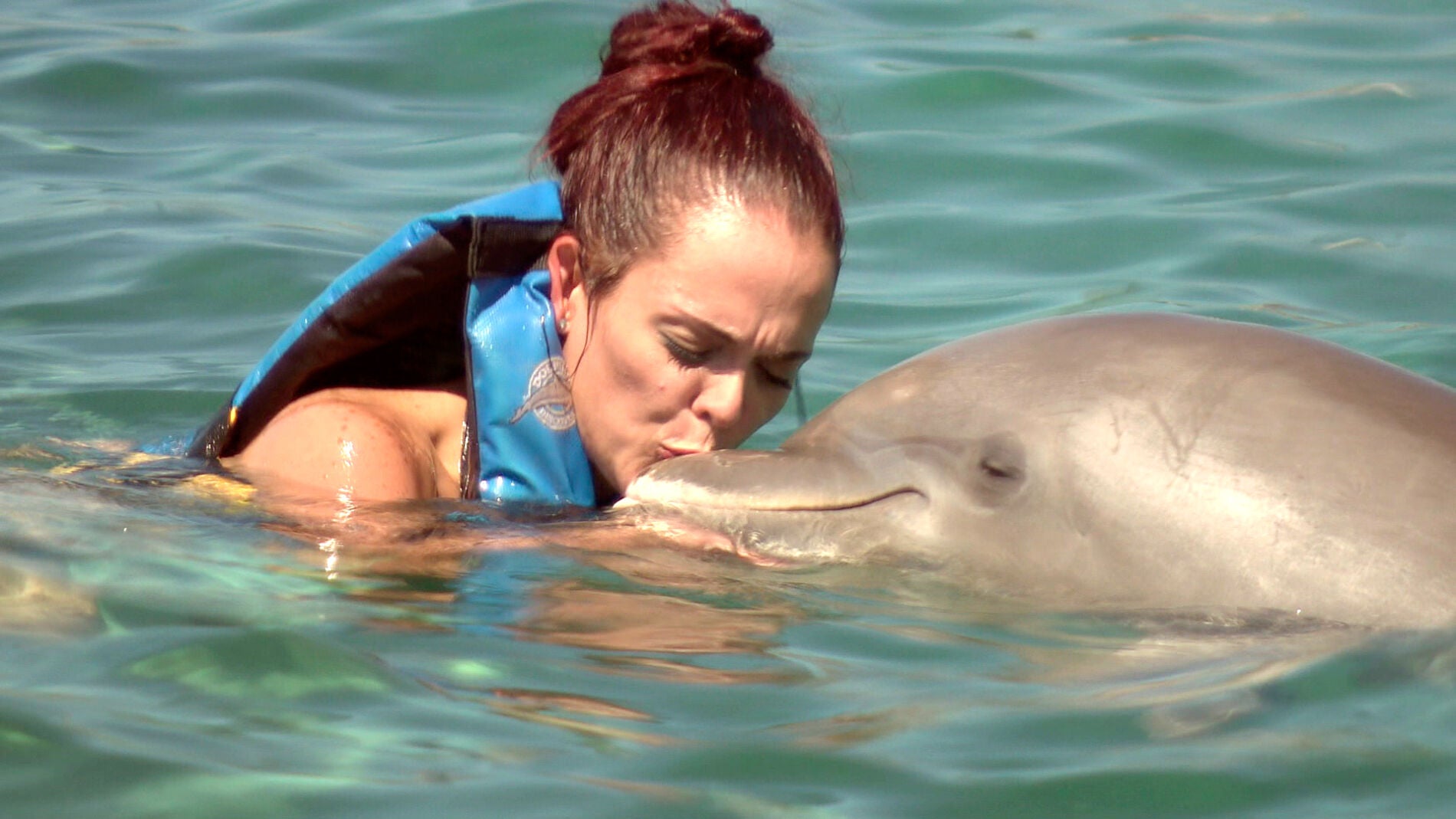 Marie da m&aacute;s besos a los delfines que a su marido
