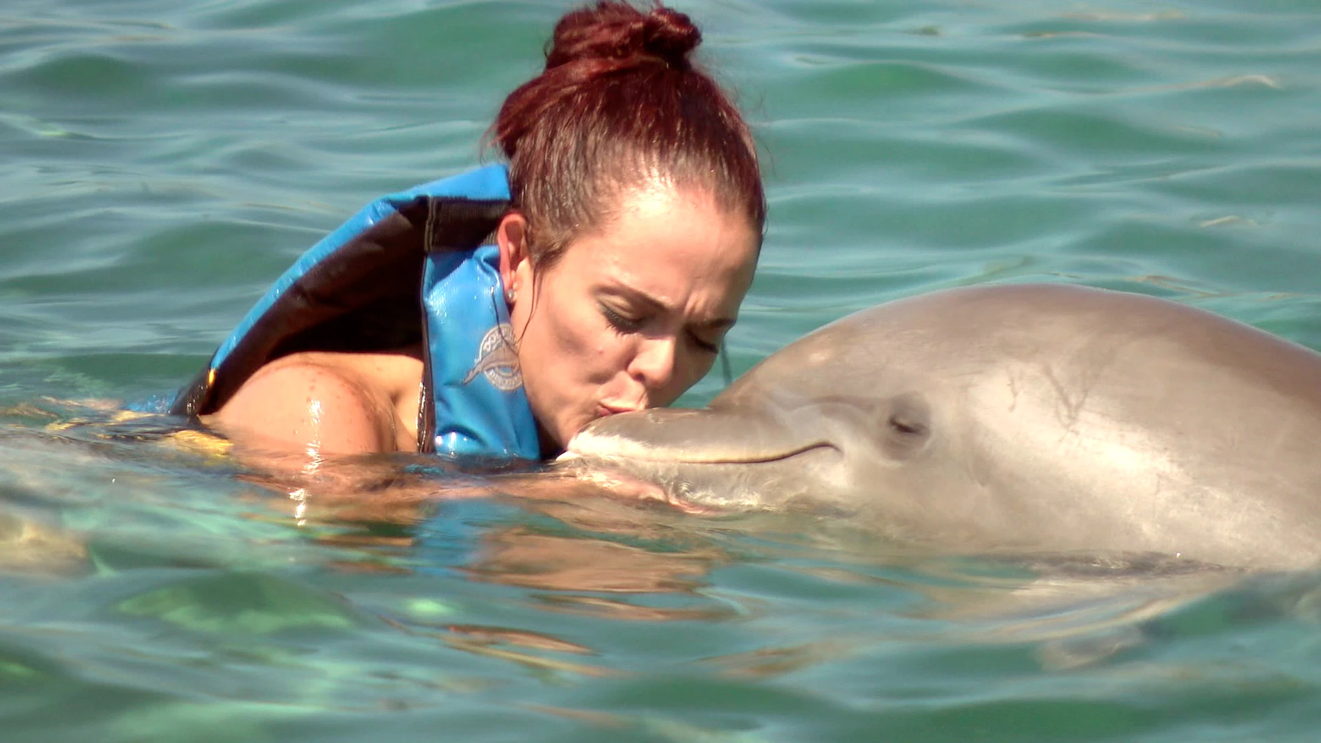 Marie da más besos a los delfines que a su marido