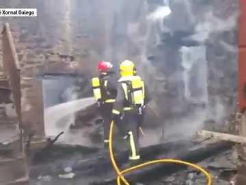 Frame 45.991111 de: Buscan a un matrimonio de ancianos entre los escombros de su casa incendiada Frame 45.991111 de: Buscan a un matrimonio de ancianos entre los escombros de su casa incendiada