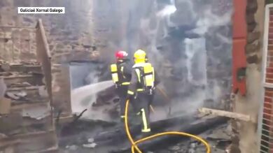 Buscan a un matrimonio de ancianos entre los escombros de su casa incendiada en Lugo