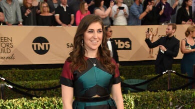 Mayim Bialik pide disculpas por su polémica carta sobre los abusos sexuales