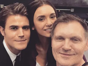 Paul Wesley y Nina Dobrev con el productor Kevin Williamson Paul Wesley y Nina Dobrev con el productor Kevin Williamson
