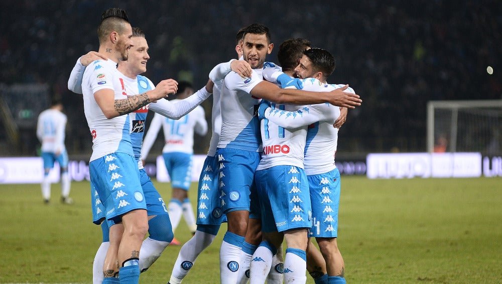 Hamsik y Mertens celebran un gol con sus compañeros