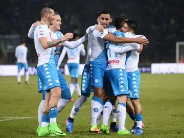 Hamsik y Mertens celebran un gol con sus compañeros Hamsik y Mertens celebran un gol con sus compañeros