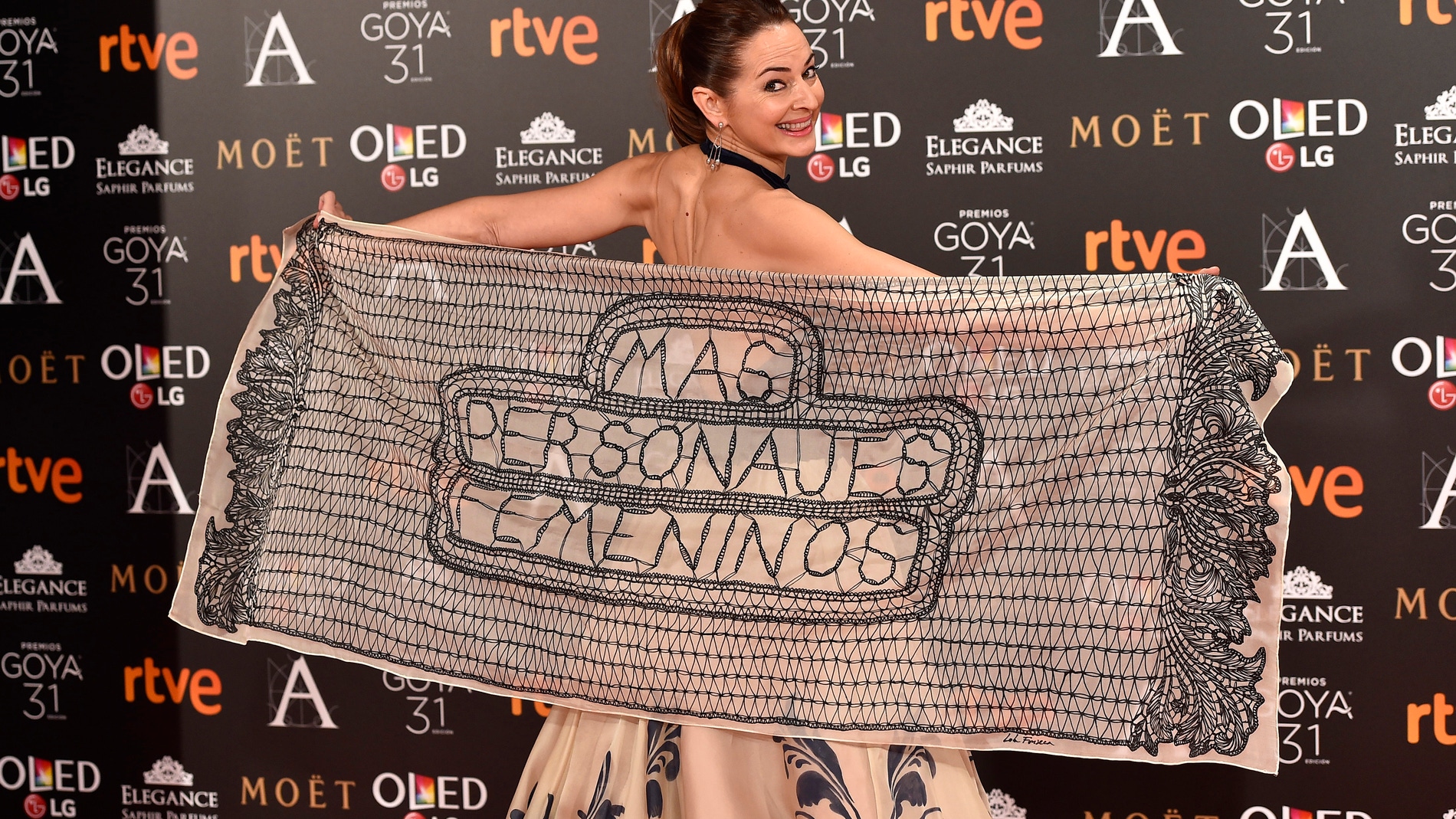 Cuca Escribano con su chal feminista