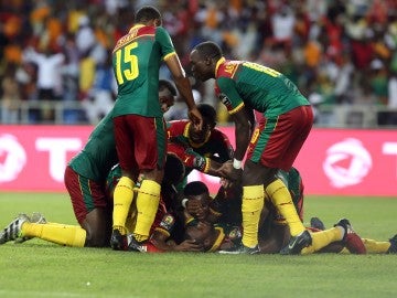 Los jugadores de Camerún celebrando un gol