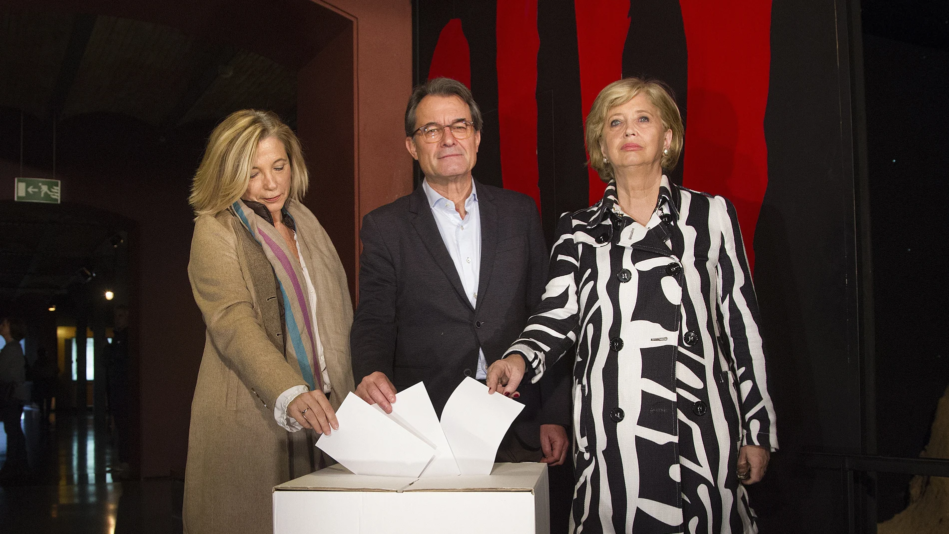 El expresidente de la Generalitat Artur Mas y las exconselleras Joana Ortega (i) e Irene Rigau (d) El expresidente de la Generalitat Artur Mas y las exconselleras Joana Ortega (i) e Irene Rigau (d)