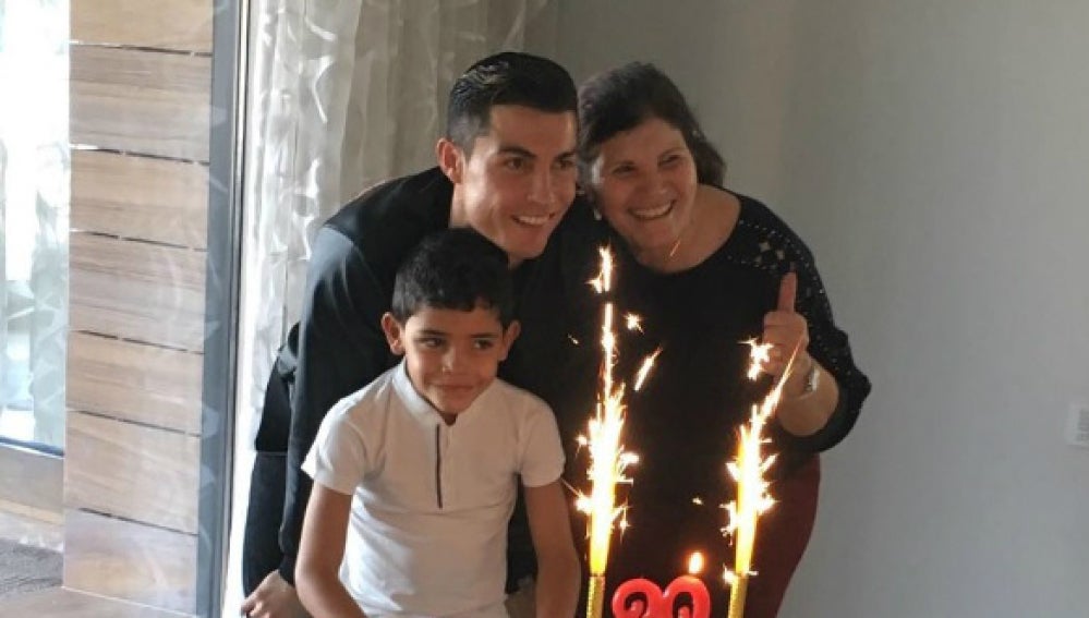 Cristiano, con su madre y con su hijo