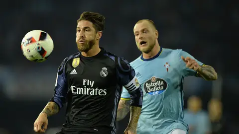 Sergio Ramos y Guidetti pelean por un balón Sergio Ramos y Guidetti pelean por un balón