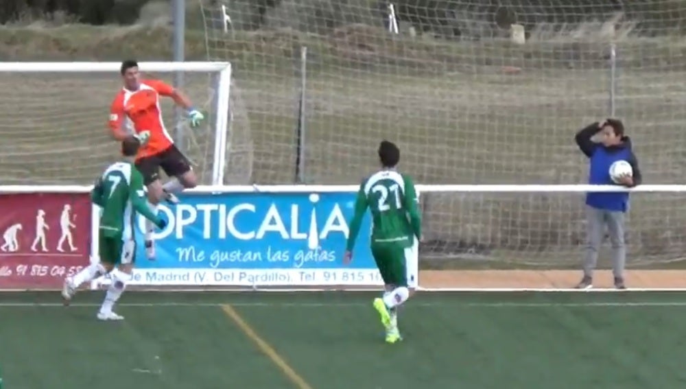 Salva, portero del Pozuelo, celebra su increíble gol