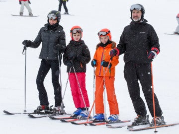 La Reina Letizia y el Rey Felipe VI esquiando junto a sus hijas